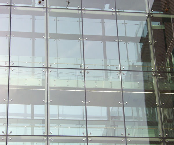Großflächige, rahmenlose Ganzglasfassaden lassen sich mit punktgehaltenem Isolierglas umsetzen.