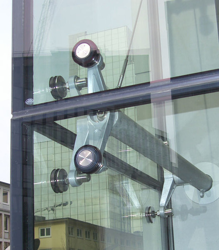Bei den Aufzugverglasungen des Skylight-Centers in Frankfurt sind die ­Isolierglashalter ZK CI 46 70 von gebo im ­Einsatz.